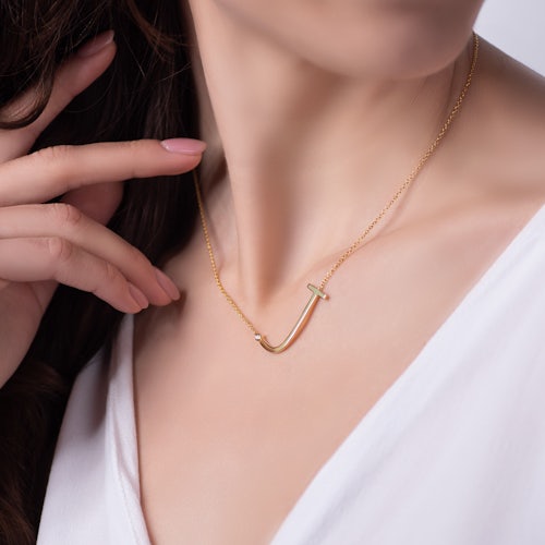 Naszyjnik celebrytka litera J Savicki: srebrny pozłacany, biały szafir